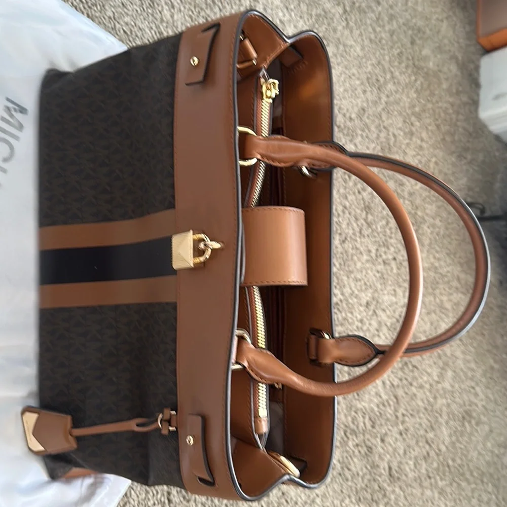 MK Michael Kors barely used arm/shoulder bag brown with gold hardware - Picture 2 of 8